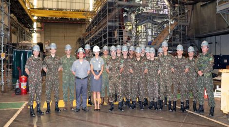 Alunos da Artilharia Antiaérea conhecem o Programa de Desenvolvimento de Submarinos da Marinha