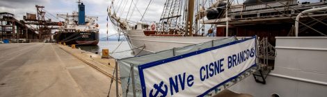 NAVIO-VELEIRO CISNE BRANCO ATRAI TRABALHADORES E VISITANTES NO CAIS DO PORTO DE PARANAGUÁ