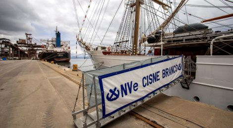 NAVIO-VELEIRO CISNE BRANCO ATRAI TRABALHADORES E VISITANTES NO CAIS DO PORTO DE PARANAGUÁ