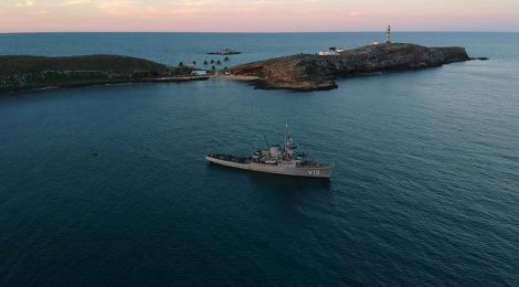 Marinha realiza reabastecimento do Radiofarol de Abrolhos