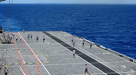 Militares embarcados realizam exercícios para manter condicionamento físico