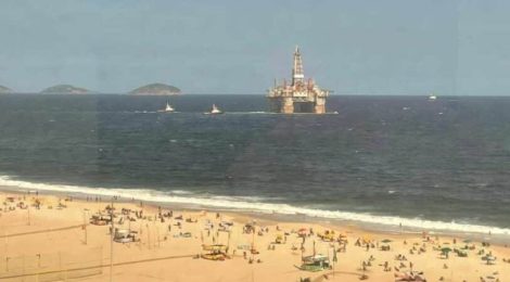 A caminho da Bacia de Santos, sonda de perfuração “desfila” nas praias do Rio