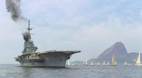 O ex-porta-aviões São Paulo vaga em círculos no mar de Pernambuco após ser impedido de entrar na Turquia