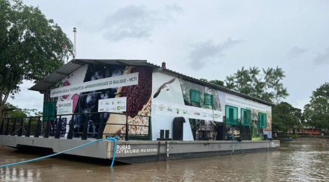 Comunidade do Amapá recebe laboratório-escola flutuante