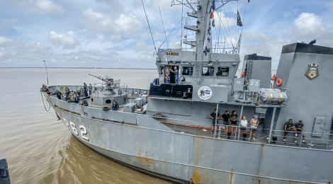 Marinha do Brasil resgata tripulação de veleiro francês que ficou à deriva em alto-mar, no Pará