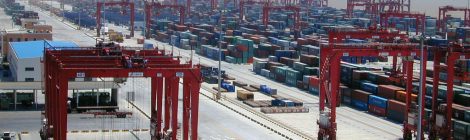 Porto de Xangai se esforça para manter o comércio global em movimento enquanto a onda de Covid varre a China
