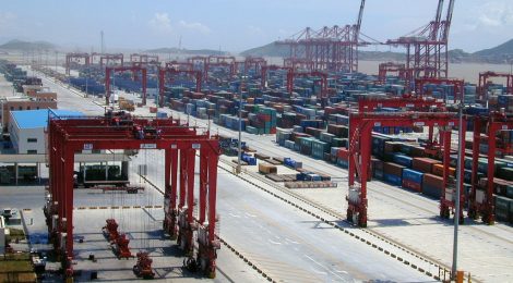 Porto de Xangai se esforça para manter o comércio global em movimento enquanto a onda de Covid varre a China