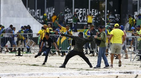 Moraes mantém prisão de 354 investigados por atos antidemocráticos