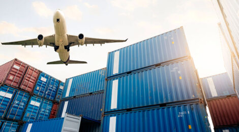 Mudança de modal aéreo para marítimo ajuda a conter custos na indústria de máquinas
