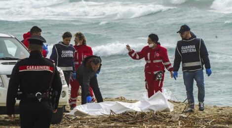 Sobe para 62 o número de mortos em naufrágio com imigrantes perto da costa da Itália