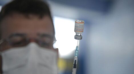 Brasil começa a aplicar vacina bivalente contra covid-19