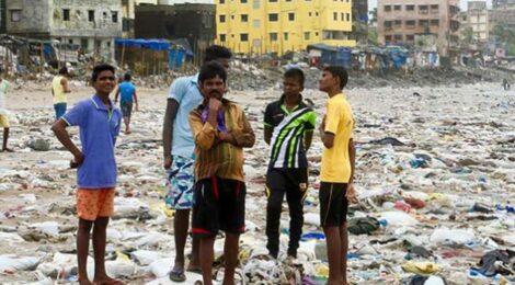 Mundo joga um caminhão de lixo, por minuto, nos oceanos