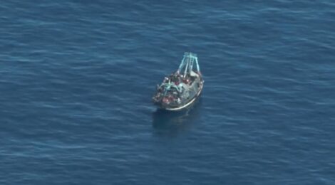 Barco com 400 imigrantes está à deriva entre Líbia e Malta, diz serviço de apoio