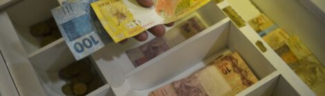 Brasileiros usam cada vez menos dinheiro em espécie, diz BC