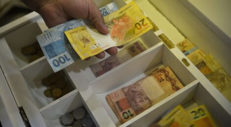 Brasileiros usam cada vez menos dinheiro em espécie, diz BC