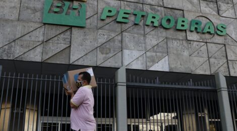Petrobras reduz preço da gasolina em 4,66% para distribuidoras