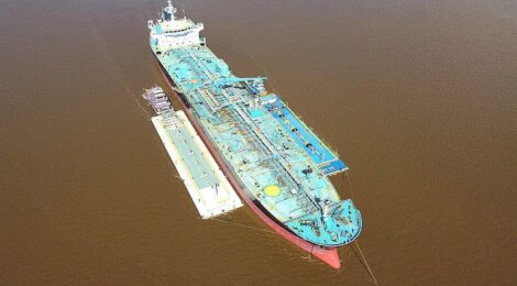 Transpetro realiza transbordo de barcaça para navio e espera consolidar opção logística