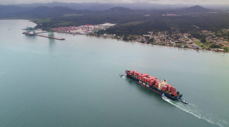 PRIMEIRO NAVIO DO SERVIÇO FIL, DA HMM, ATRACA NO PORTO ITAPOÁ