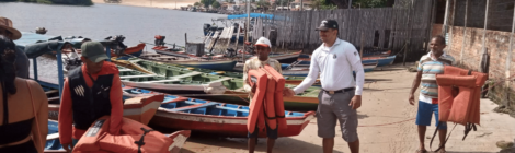Marinha do Brasil e Empresas de Navegação Promovem Segurança em Barreirinhas (MA) com Doação de Coletes Salva-vidas