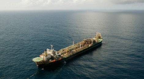 Chegada da plataforma P-32 mobiliza porto e estaleiro no Rio Grande