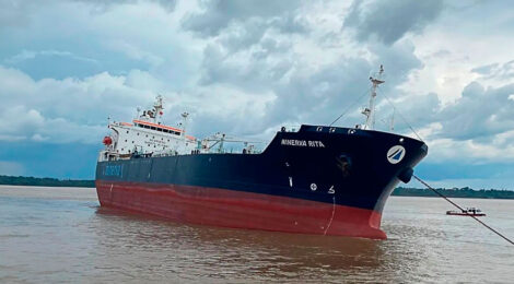 Petroleiro encalha e quase naufraga no rio Amazonas