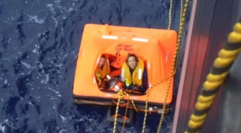 Brasileiro é resgatado em alto-mar após veleiro naufragar a mais de 2 mil km da costa da África do Sul