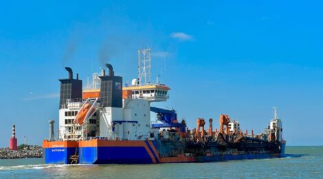 COMPLEXO PORTUÁRIO DO RIO ITAJAÍ AÇU RECEBE NOVA DRAGA DE SUCÇÃO