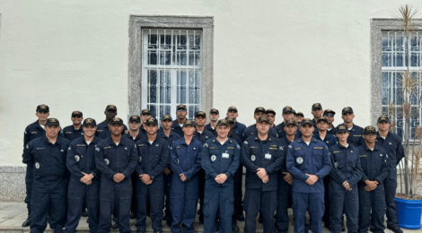 FUTUROS OFICIAIS DA MARINHA SE APROFUNDAM EM SEGURANÇA MARÍTIMA DURANTE VISITA À CAPITANIA DOS PORTOS DO RIO DE JANEIRO