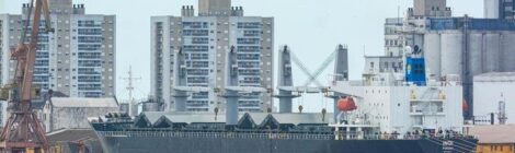 Nível do Guaíba aumenta e navio graneleiro está mais próximo de deixar canal de navegação do Itapuã