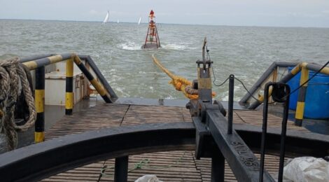 Portos RS realiza manutenção e reposicionamento de boias em canais de navegação