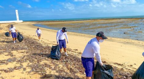 Marinha retira uma tonelada de lixo do mar em Fortaleza
