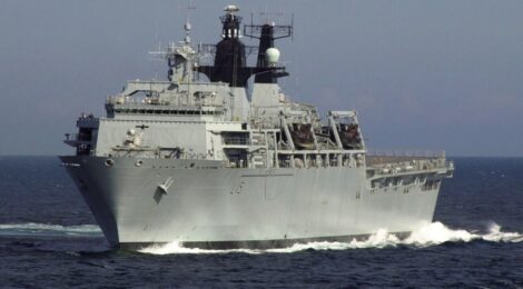 Marinha do Brasil assina contrato de compra do navio doca-multipropósito britânico