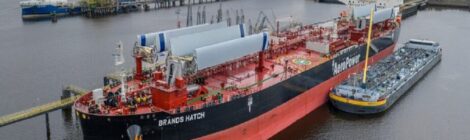 Petroleiro movido à energia eólica chega à Europa