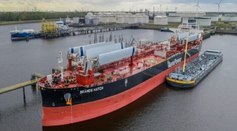 Petroleiro movido à energia eólica chega à Europa