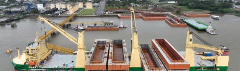 LHG embarca 16 barcaças empilhadas transversalmente em terminal da Atem