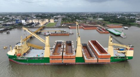 LHG embarca 16 barcaças empilhadas transversalmente em terminal da Atem