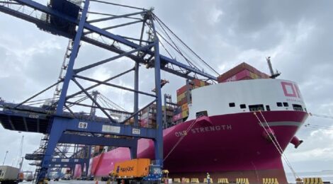 Conteneiro da nova geração da One atraca em Paranaguá