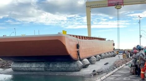 Enseada entrega 13 barcaças mineraleiras à Lhg Mining