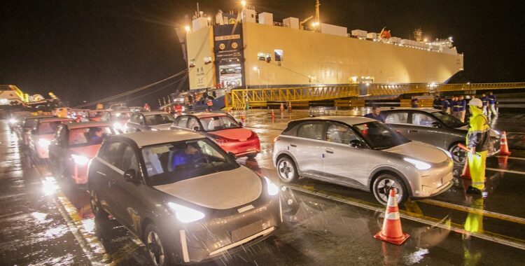 Porto de Paranaguá faz desembarque recorde de veículos elétricos