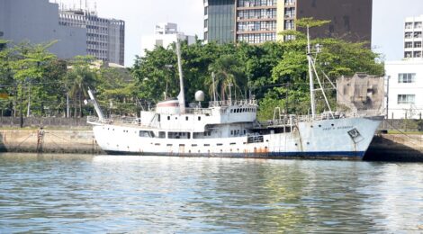 Navio oceanográfico que adernou no Porto de Santos terá início nesta semana