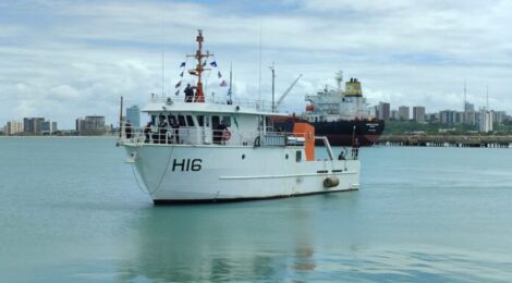 Aviso Hidroceanográfico “Cananéia” realiza lançamento de boia meteorológica nas proximidades do Porto de Maceió