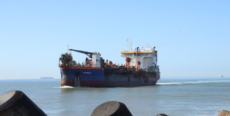 Draga 'Utrecht' chega a Itajaí para serviços complementares