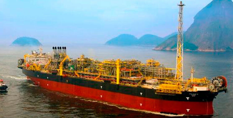 FPSO da Modec chega ao pátio de reciclagem após concluir missão no Brasil