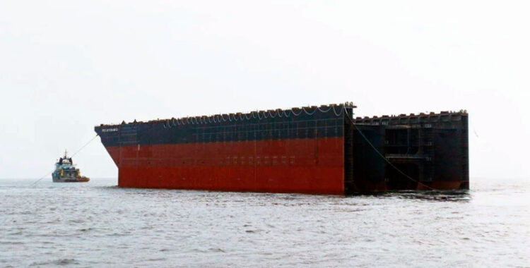 Casco de novo FPSO da MODEC segue para a China antes de operar no Brasil