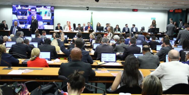 Comissão aprova o fim da escala 6x1 e a redução da jornada de 44 para 40 horas semanais