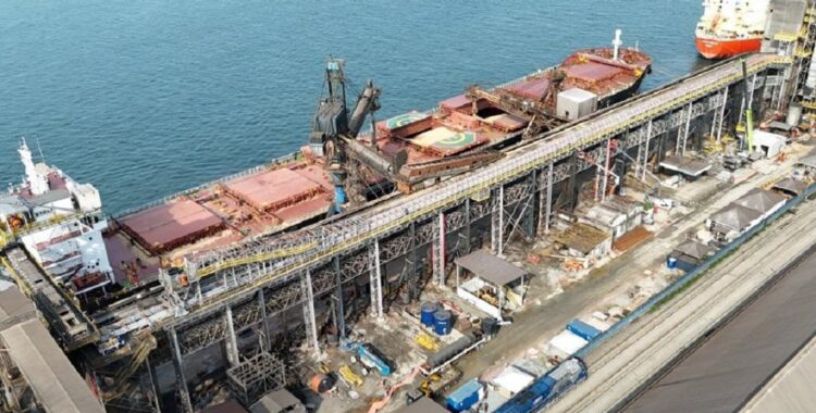 CLI inicia operações de novo shiploader no Porto de Santos