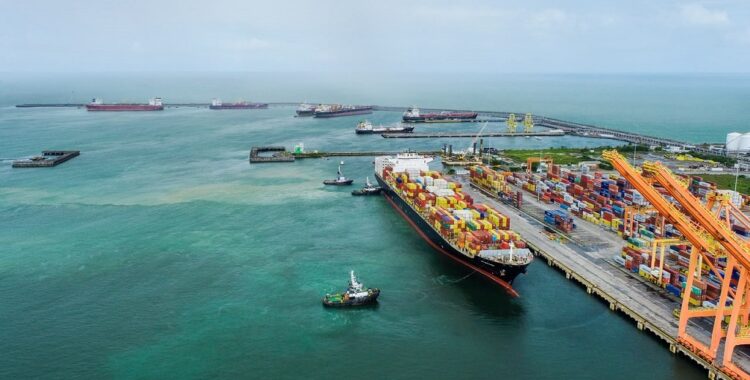 Suape inicia estudos para fornecer energia renovável a navios atracados