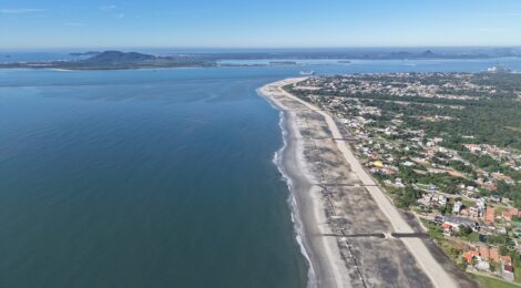 Porto de São Francisco conclui engordamento da Praia de Itapoá