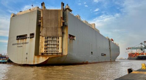 Porto de Itajaí recebe navio com 599 veículos de luxo em nova operação Ro-Ro