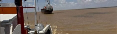 Marinha abre canal de 45 km para retirar navio mercante encalhado próximo à foz do Amazonas